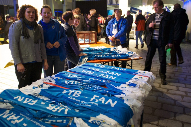 Datei:800px-Fanschal VfB.jpeg