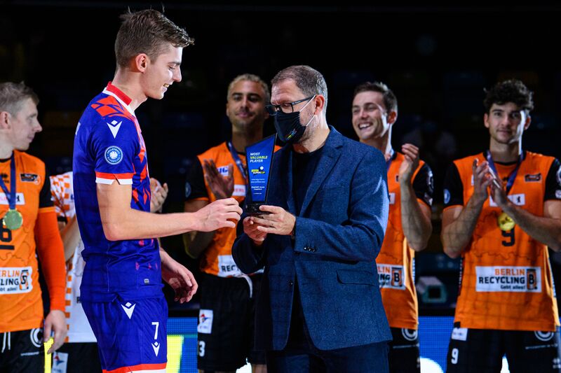 Datei:Supercup CORONA MVP Übergabe.jpg